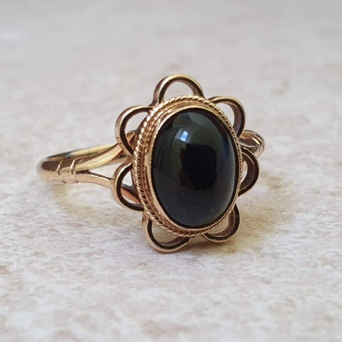 Onyx Cabochon Ring in 9ct Gold.