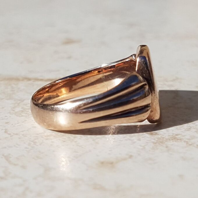 Adorable Antique Signet Ring in 9ct Rose Gold, a UK R 1/2 or a US 9 1/4.