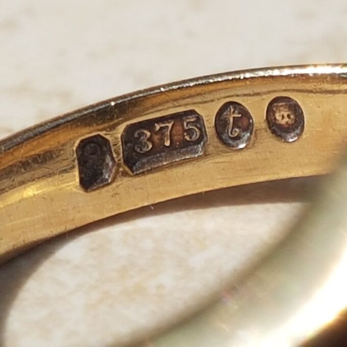 Timeless Oval Bloodstone Signet Ring in 9ct Gold, a UK K 1/2 or a US 5 3/4.