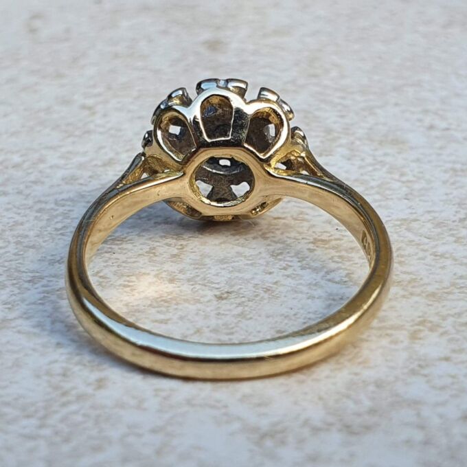 Pretty Geometric Design Diamond Ring in 18ct Gold