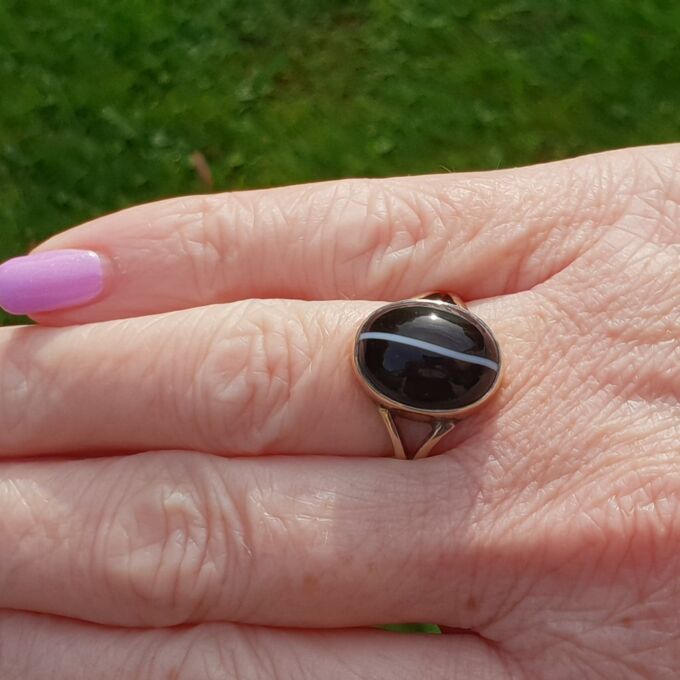 Stunning Banded Agate Cabochon Solitaire in 9ct Gold, a UK N or a US 7.