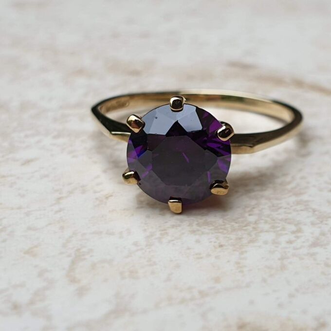 Sale – Fabulous Violet Paste Solitaire 9ct Gold Ring, a UK N 1/2 or a US 7 1/4.