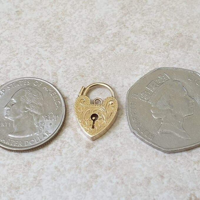 Zig Zag Engraved Heart Padlock in 9ct Gold