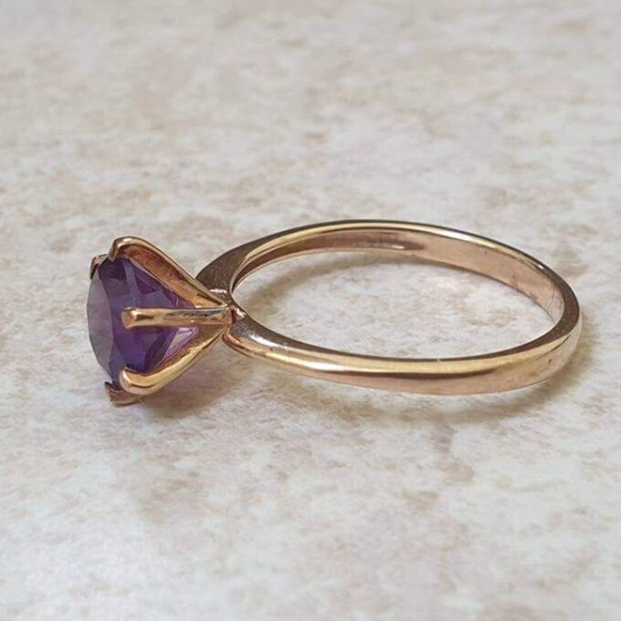 Amethyst Solitaire Ring in 9ct Gold.