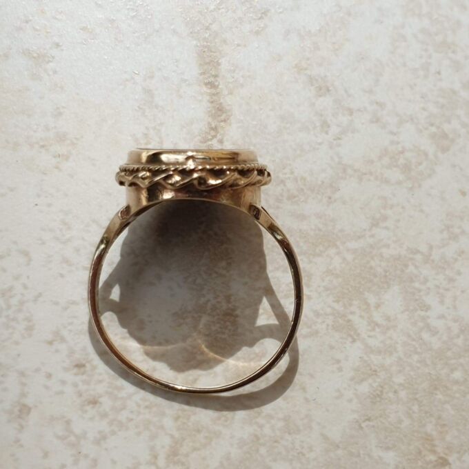 Oval Onyx Signet Ring in 9ct Gold, a UK Q 1/2 or a US 8 3/4.