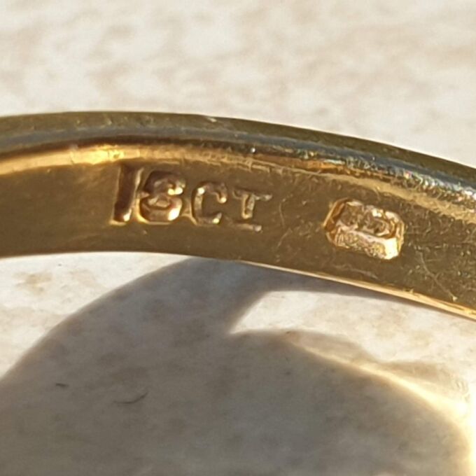 Sapphire and Diamond Daisy Ring in 18ct Gold,  a UK J or a US 5.