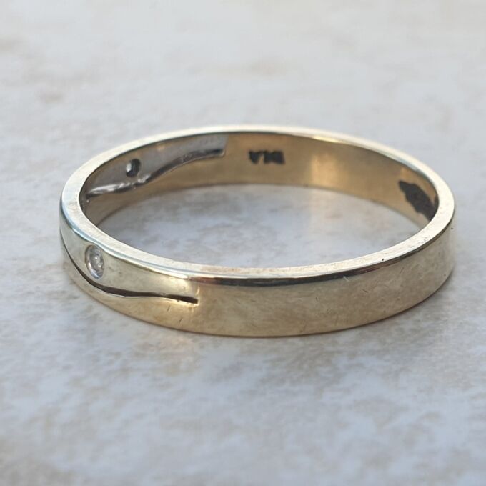 Diamond Set Wave Ring in 9ct Gold.