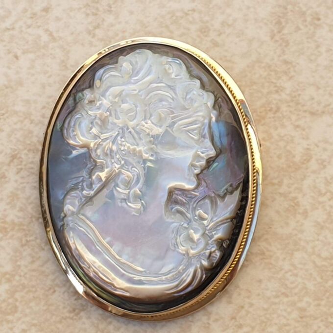 Mother of Pearl Cameo Brooch or Pendant in 9ct Gold.