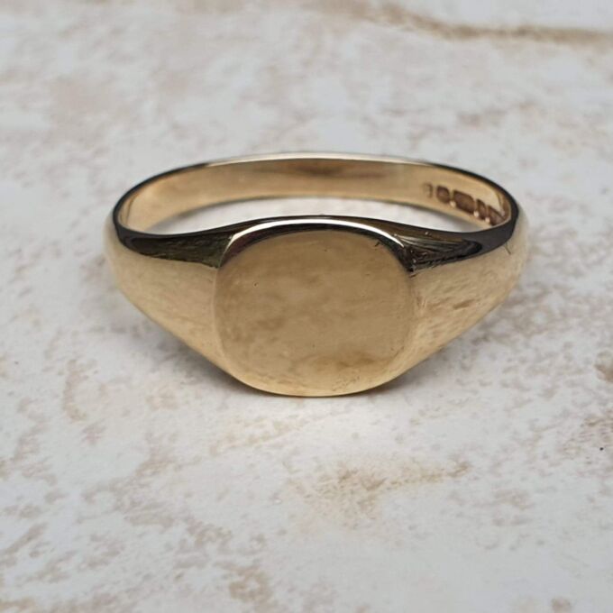 Simple Squared Signet Ring in 9ct Gold, a UK O or a US 7 1/2