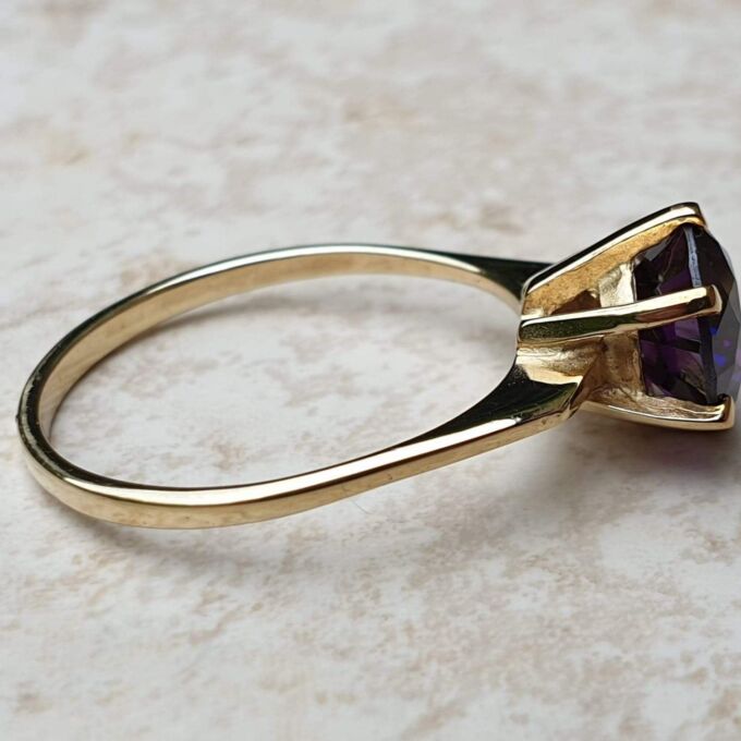 Sale – Fabulous Violet Paste Solitaire 9ct Gold Ring, a UK N 1/2 or a US 7 1/4.