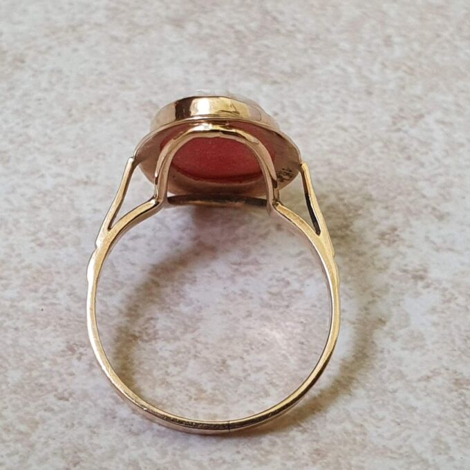 Elongated Cameo Ring in 14ct Gold.