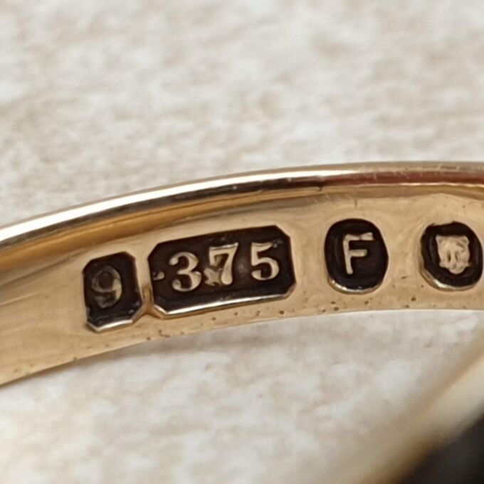 Classic Vintage Signet Ring in 9ct Gold, a UK L or a US 6