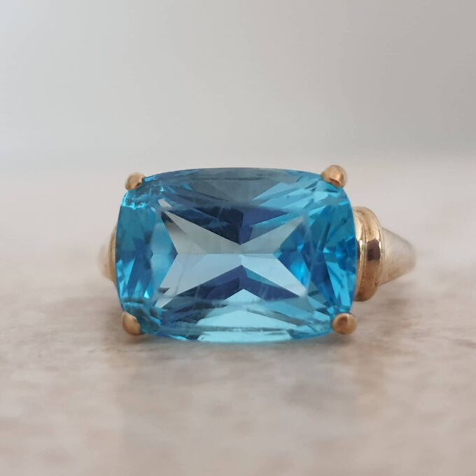 Vibrant East West Topaz Ring in 9ct Gold, a UK P or a US 8.