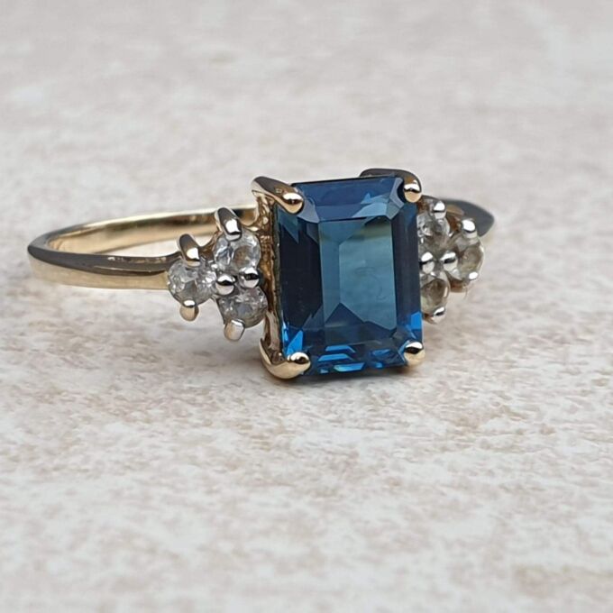 Topaz Ring in 9ct Gold,  a UK Q 1/2 – R or a US 8 3/4.