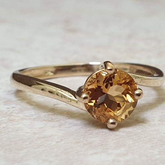Citrine Solitaire Ring in 9ct Gold.