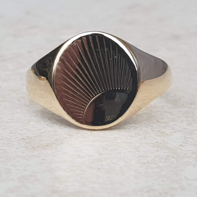 Sunburst Signet Ring in 9ct Gold, a UK S or a US 9 1/2.
