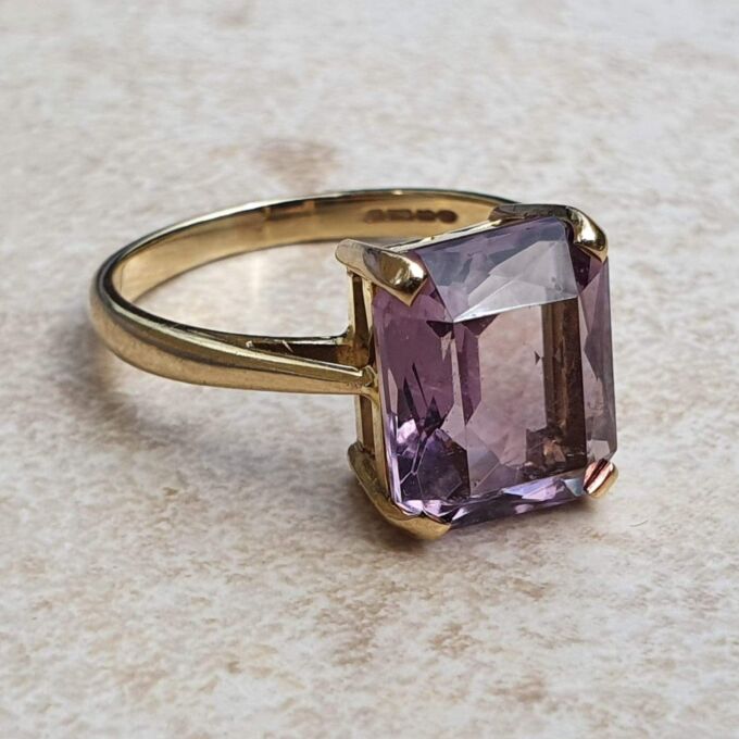 Amethyst Solitaire Ring in 9ct Gold.