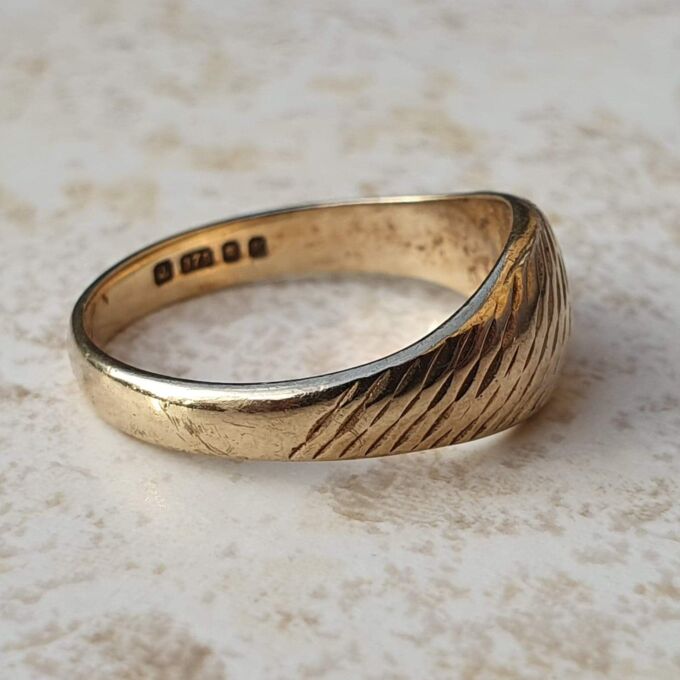 Textured Graduating Signet Ring in 9ct Gold, a UK I 1/2 or a US 4 3/4