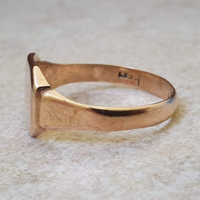 Plain Signet ring in 9ct Gold.