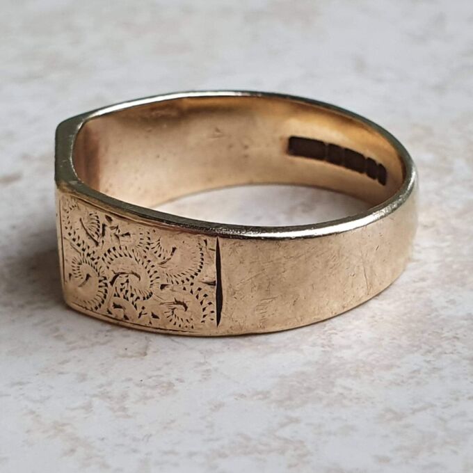 Broad Diamond Set Signet Ring in 9ct Gold, a UK R 1/2 or a US 9 1/4