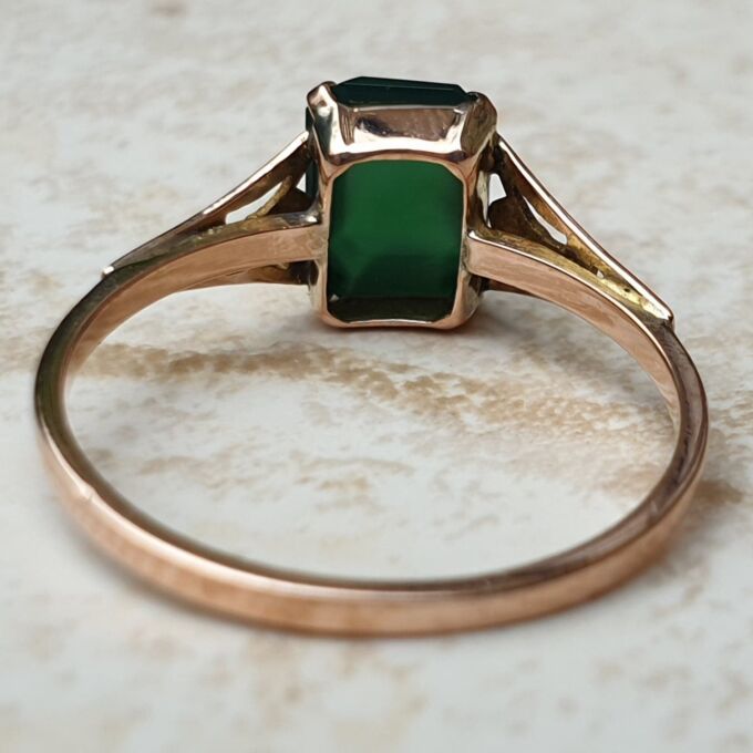 Vintage Chrysoprase Solitaire Ring in 9ct Gold, a UK M or a US 6 1/2