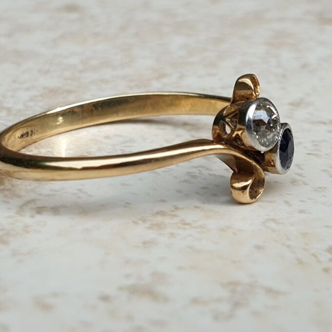 Diamond & Sapphire Moi et Toi Ring in 18ct Gold, a UK R or a US 9