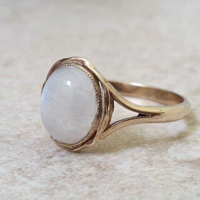 Oval Moonstone Ring in 9ct Gold, a UK O 1/2 or a US 8