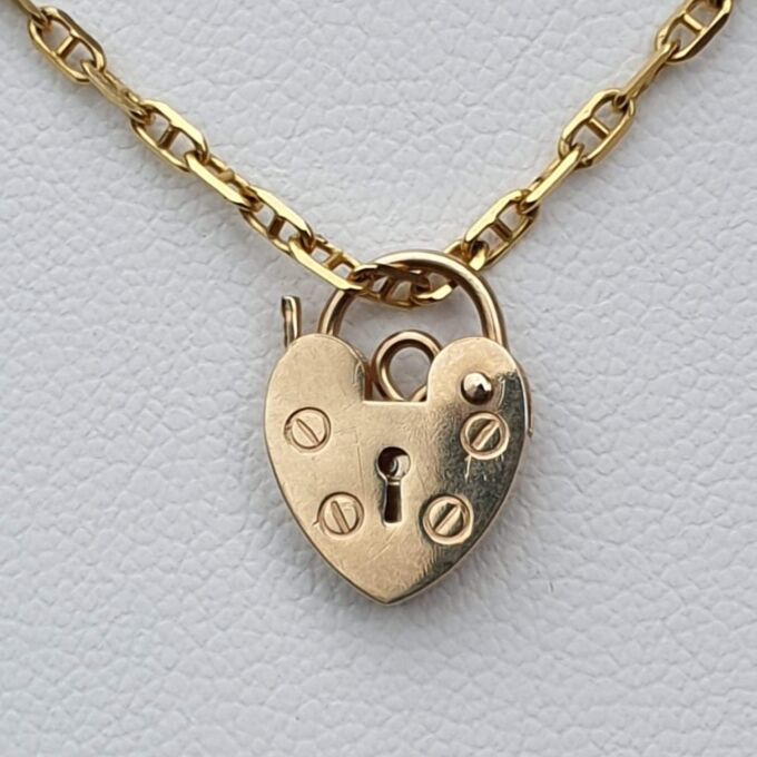 Simple Small Heart Padlock in 9ct Gold.