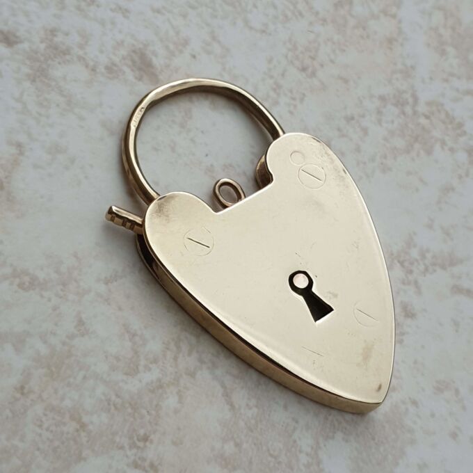 Oversized Heart Padlock in 9ct Gold