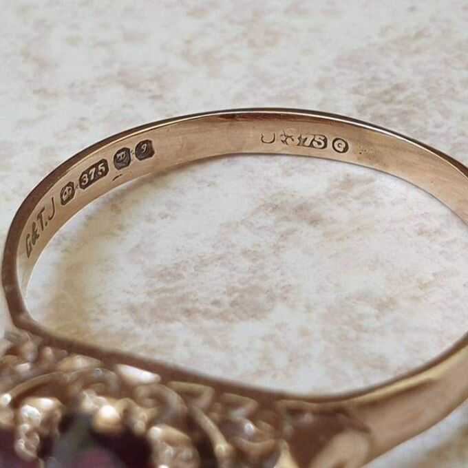 Three Stone Garnet Ring in 0ct Gold, a UK Q or a US 8 1/2