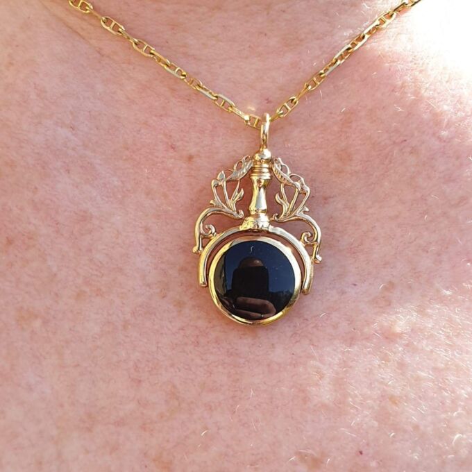 Ornate Double Sided Agate and Onyx Spinner Fob in 9ct Gold.