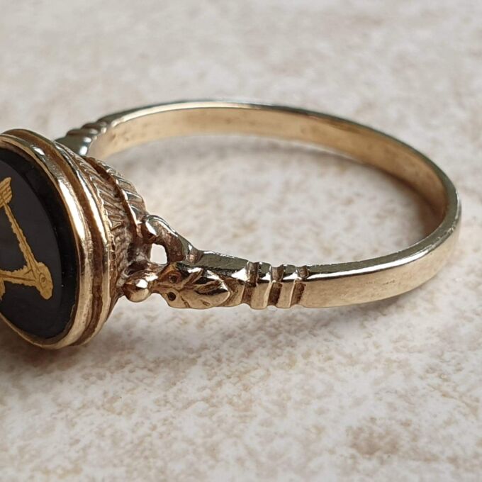 Masonic Ring in Onyx and 9ct Gold, a UK M 1/2 or a US 6 3/4