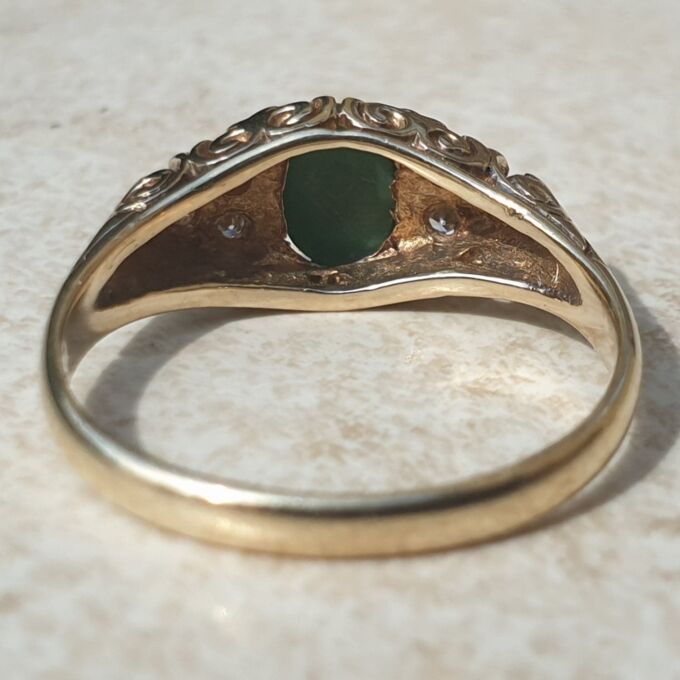 Chrysoprase and Diamond Ring I  9ct Gold, a UK N or a US 7