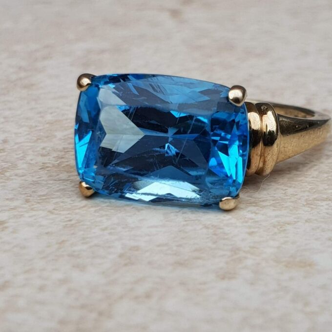 Vibrant East West Topaz Ring in 9ct Gold, a UK P or a US 8.