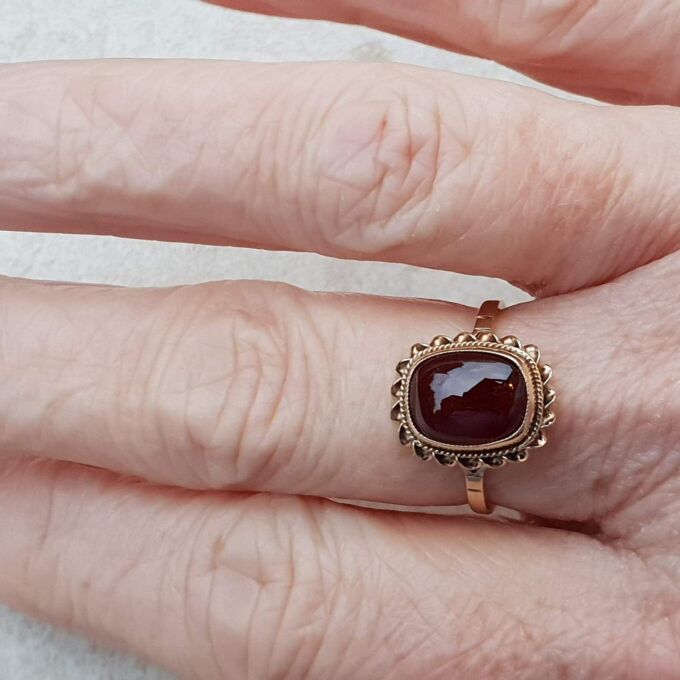 Garnet Cabochon Ring in 9ct Gold, a UK M – M 1/2 or a US 6 1/2.