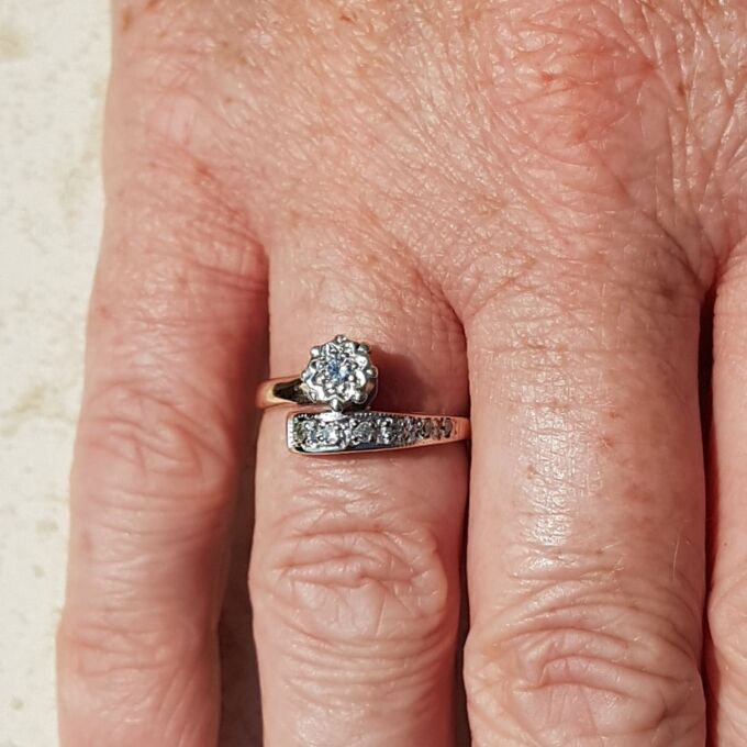 Stunning Diamond Crossover Bypass Ring in 9ct Gold, a UK M 1/2 or a US 6 3/4