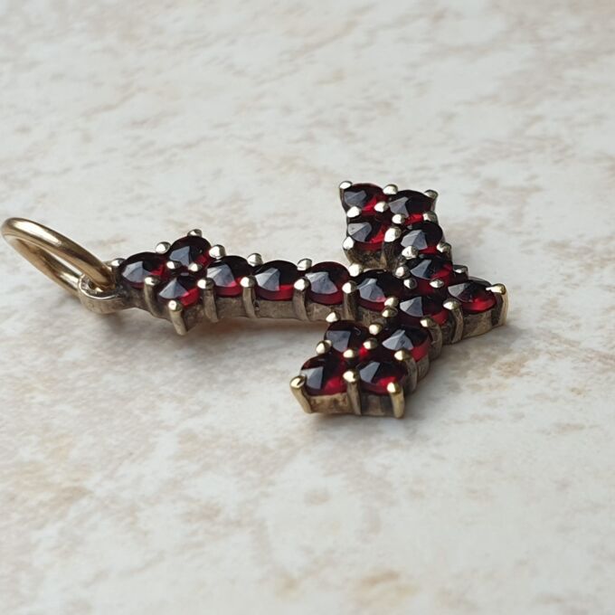 Delightful Garnet Set Anchor Pendant
