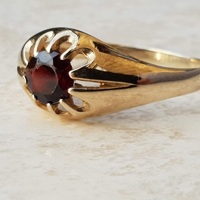 Bold Claw Set Garnet Ring in 9ct Gold, a UK S or a US 9 1/4.