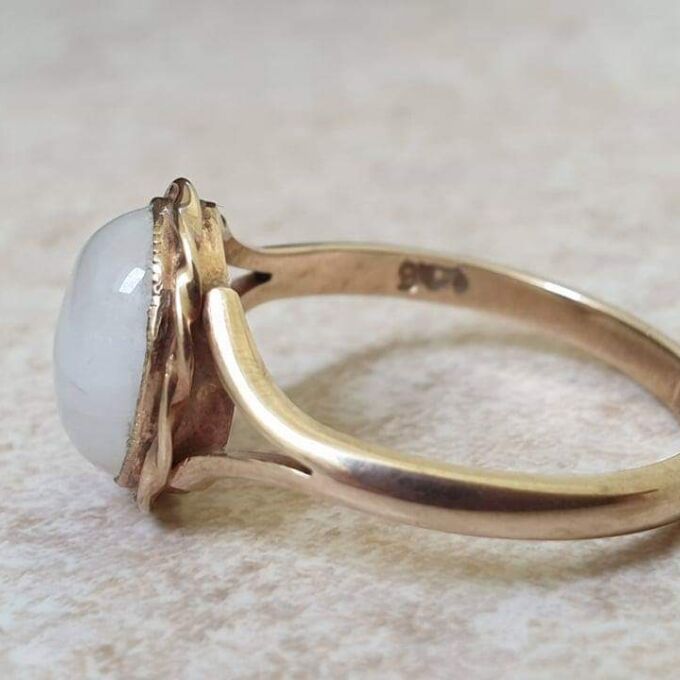 Oval Moonstone Ring in 9ct Gold, a UK O 1/2 or a US 8