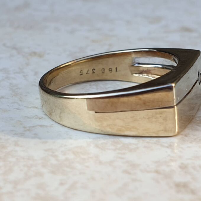 Oblong Diamond Set Signet Ring in 9ct Gold, a UK O 1/2 or a US 7 1/2