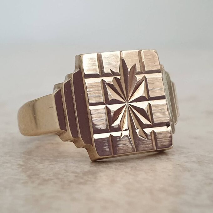 Heavy Checkerboard Design Signet Ring in 9ct Gold, a UK O or a US 7 1/2.