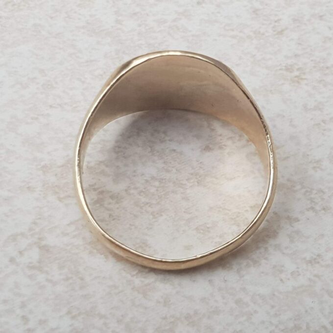 Textured Oval Signet Ring in 9ct Gold, a UK O or a US 7 1/2.
