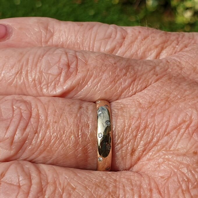Diamond Set Band Ring in 9ct Gold, a UK Q 1/2 or a US 8 1/2
