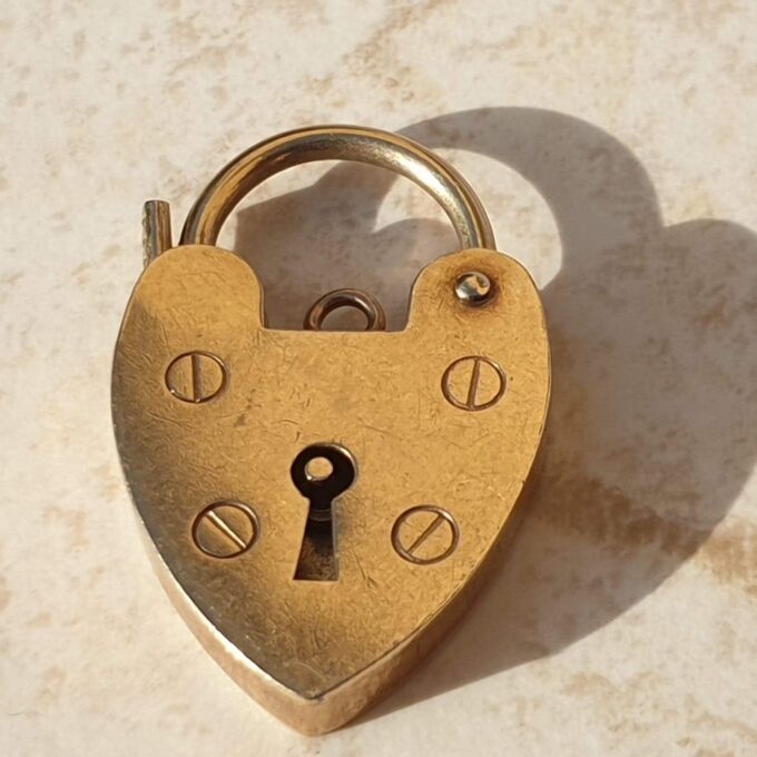 Simple Heart Padlock in 9ct Yellow Gold