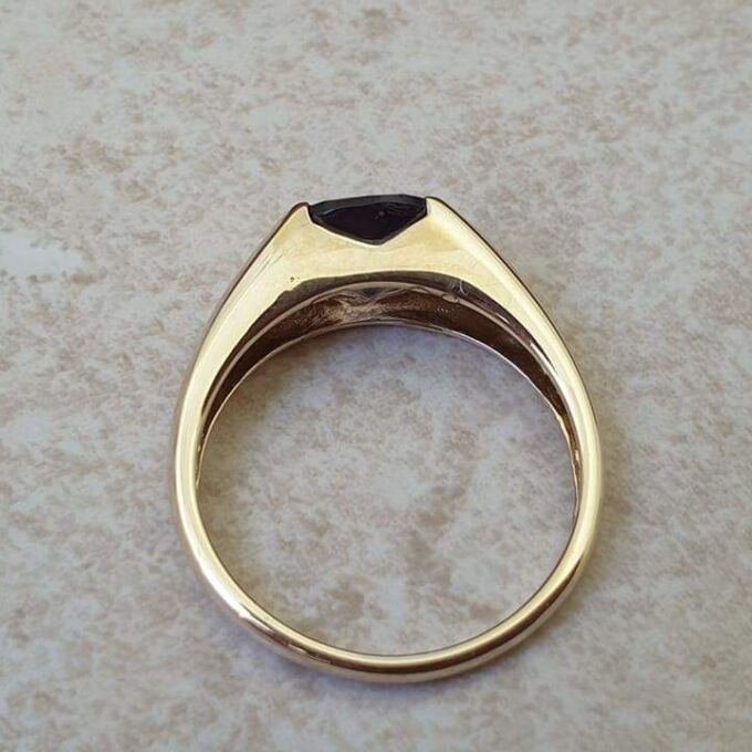 Amethyst Ring in 9ct Gold.