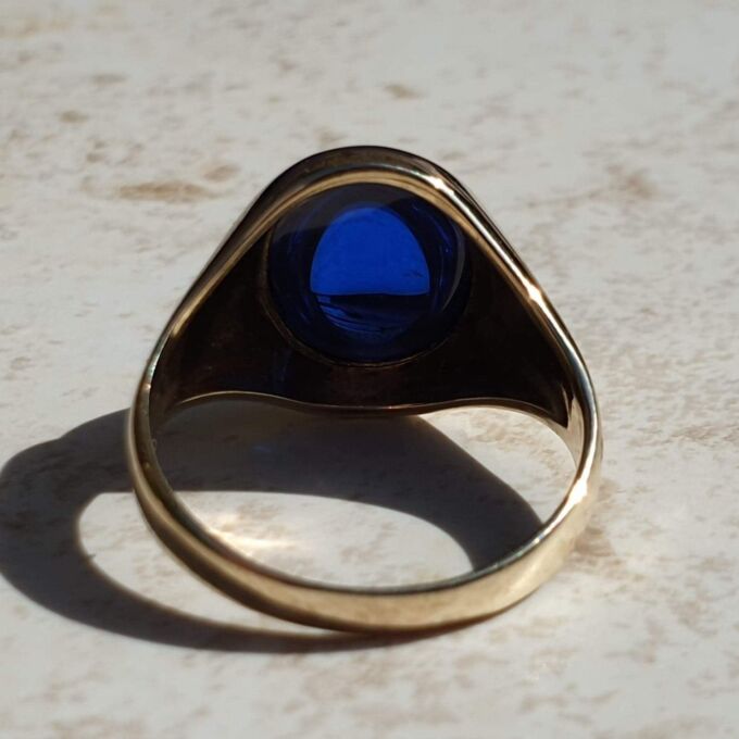 Synthetic Sapphire Cabochon Signet Ring in 9ct Gold, a UK P 1/2 or a US 8.