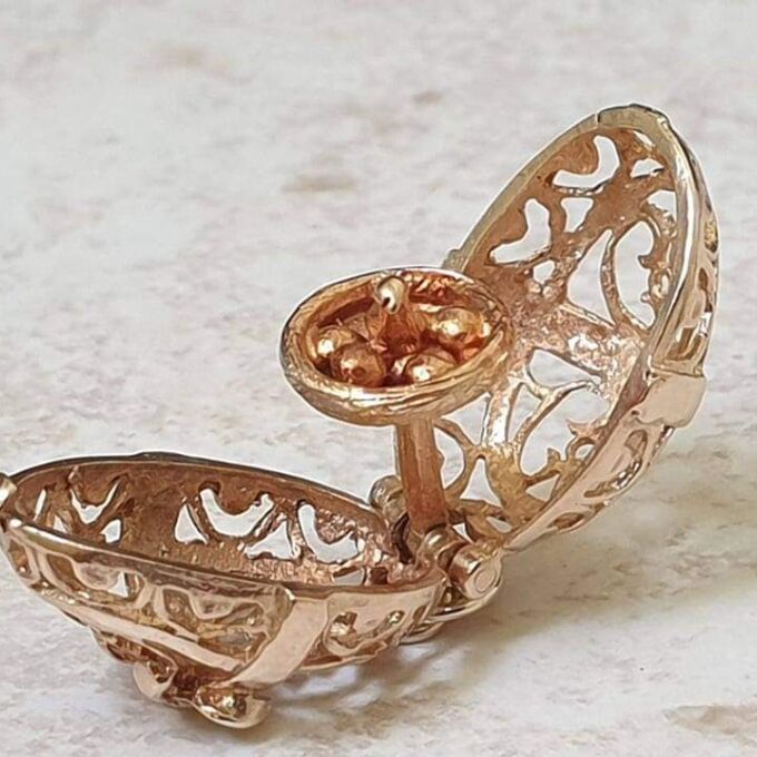 Reserved – Intricate Opening Egg Pendant in 9ct Gold.