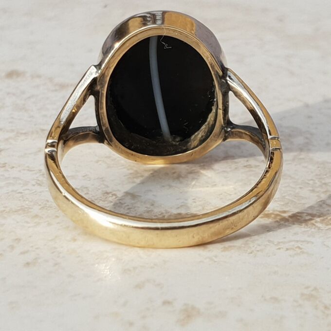 Stunning Banded Agate Cabochon Solitaire in 9ct Gold, a UK N or a US 7.