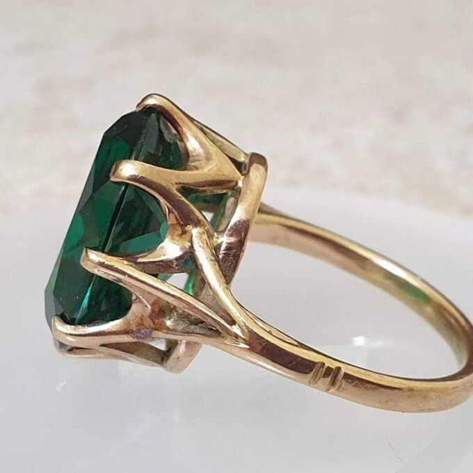 Emerald Green Synthetic Spinel Solitaire in 9ct Gold, a UK I or a US 4 1/2