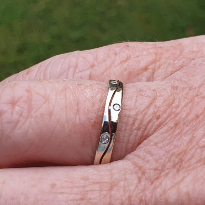 Diamond Set Wave Ring in 9ct Gold.